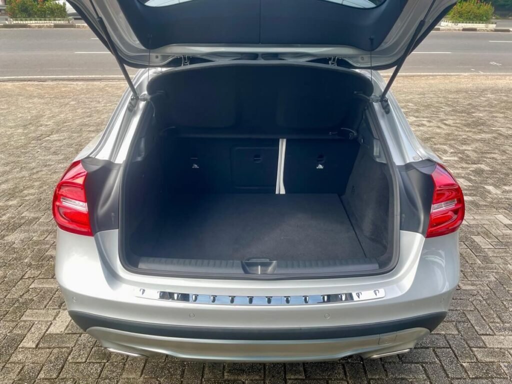 Mercedes-Benz GLA 200 a venda em salvador porta malas 