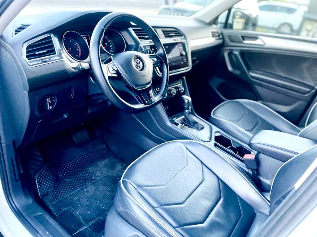 Volkswagen Tiguan Allspace interior do carro