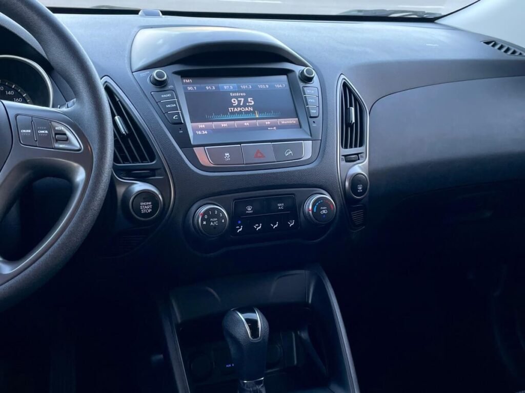 parte interna do Hyundai IX35 GL 2.0 Flex Automatico a venda em salvador