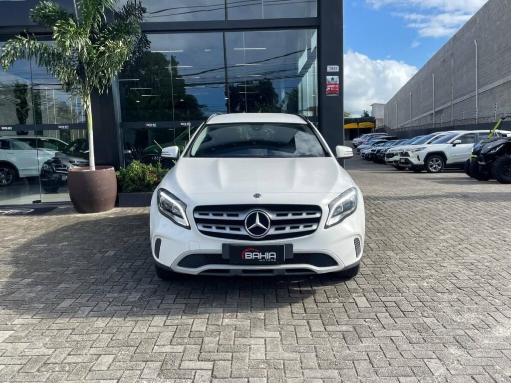 frente do Mercedes Benz GLA 200 Style branco a venda em salvador bahia motors seminovo