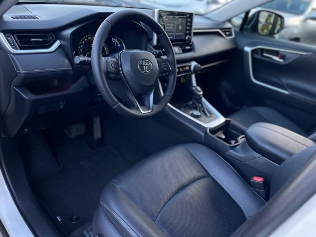 interior motorista console do Toyota Rav4 em salvador bahia motors seminovos