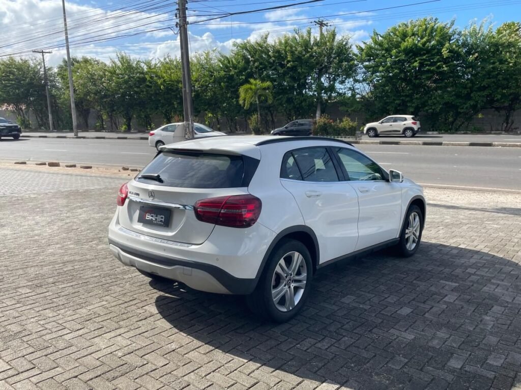 lateral traseira Mercedes Benz GLA 200 Style a venda em salvador bahia motors seminovo