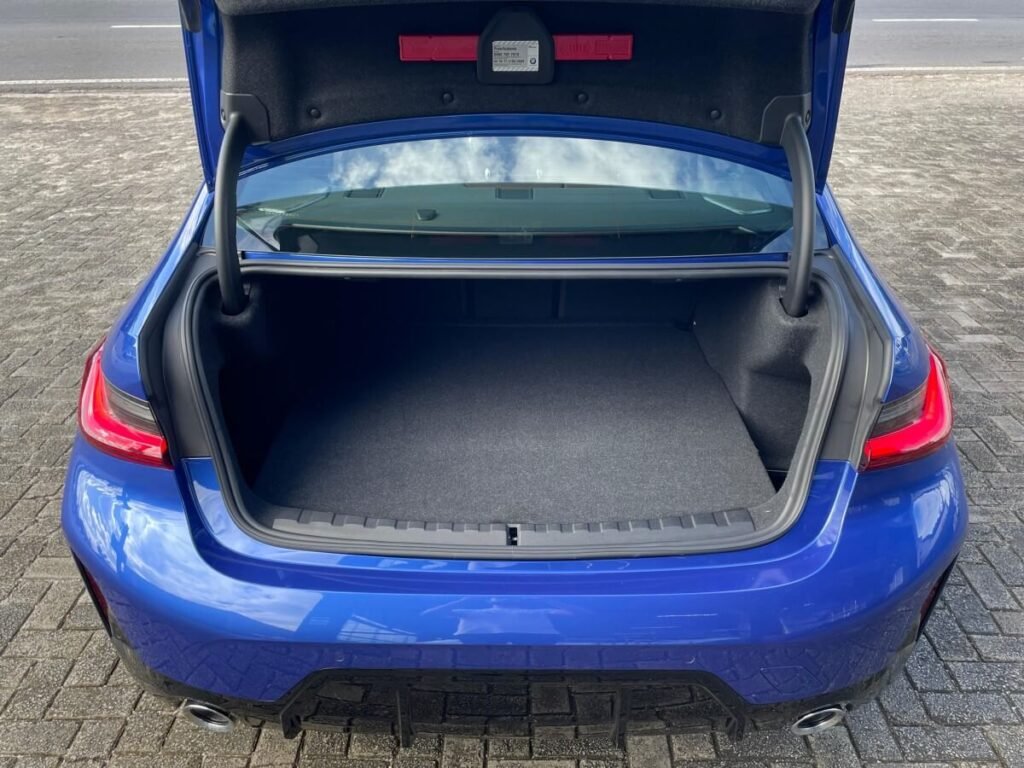 porta malas BMW 320i M Sport 2.0 Turbo 