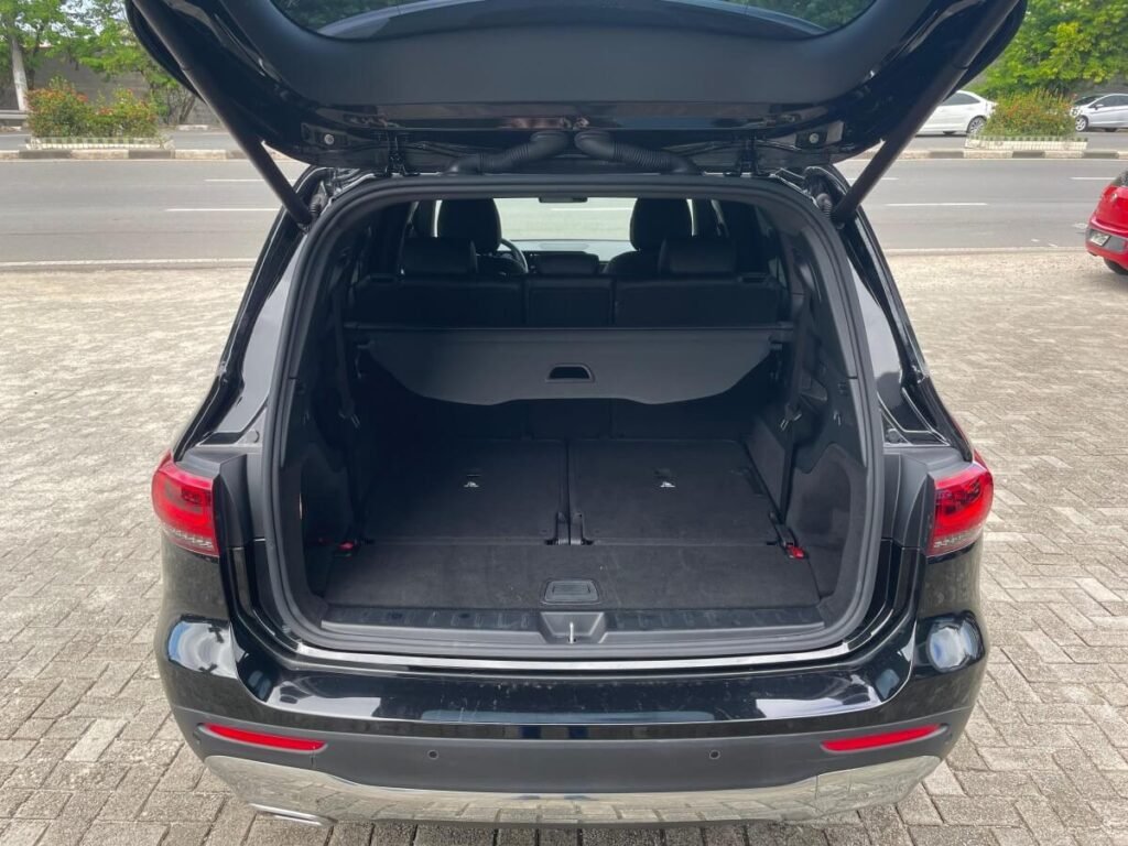 porta malas espaço de carga Mercedes-Benz  GLB 200 na bahia motors em salvador