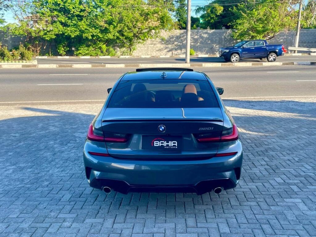 traseira da BMW 320i M Turbo a venda em salvador bahia motors