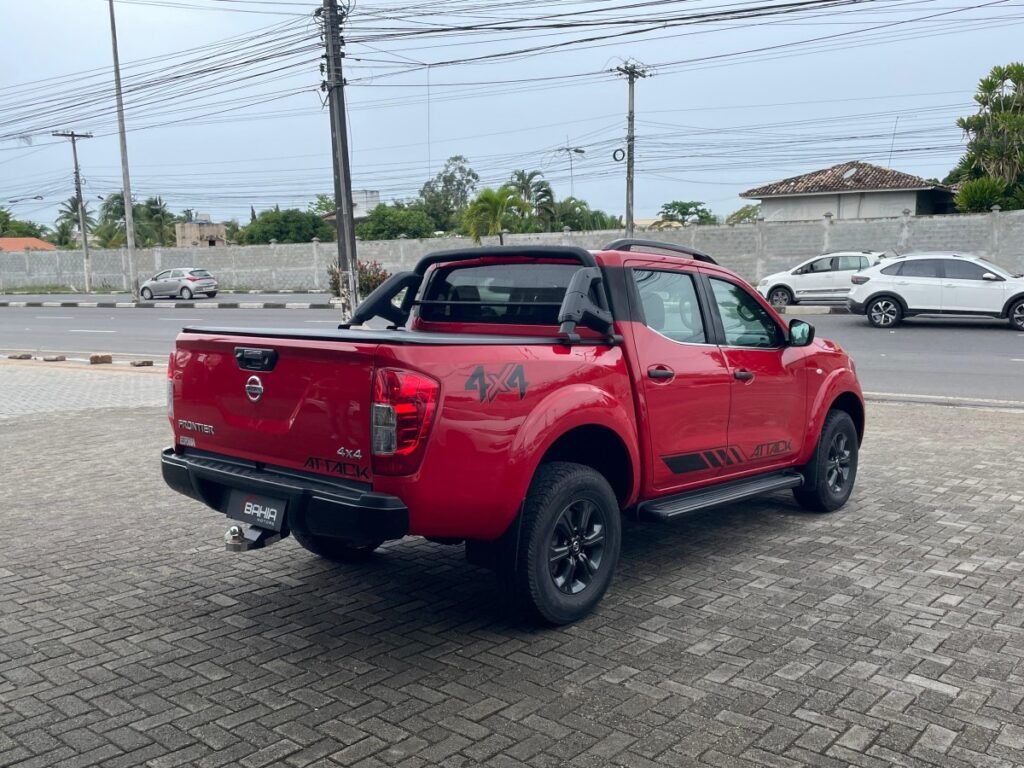 pickup vermelha nissan attack