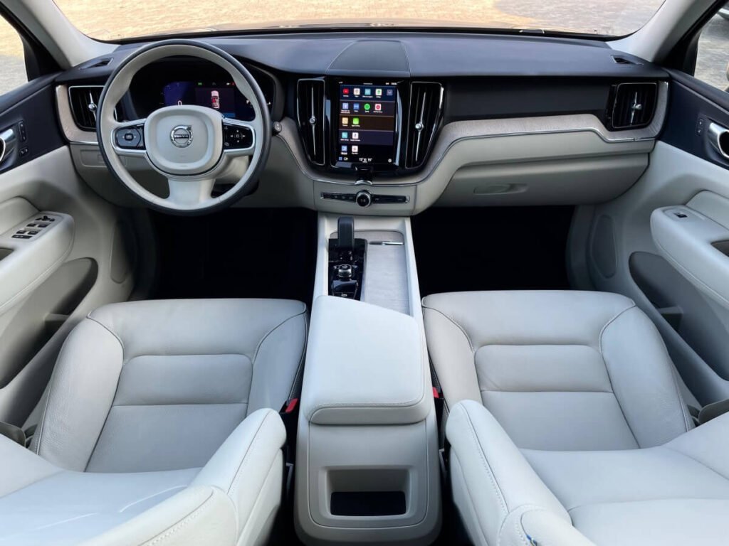 interno do Volvo XC60 Plus T8 2.0 Híbrido 2023