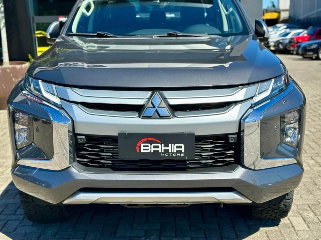 L200 Triton cinza 2021 à venda