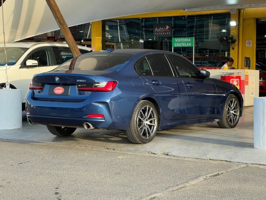BMW 320i premium à venda em Salvadora